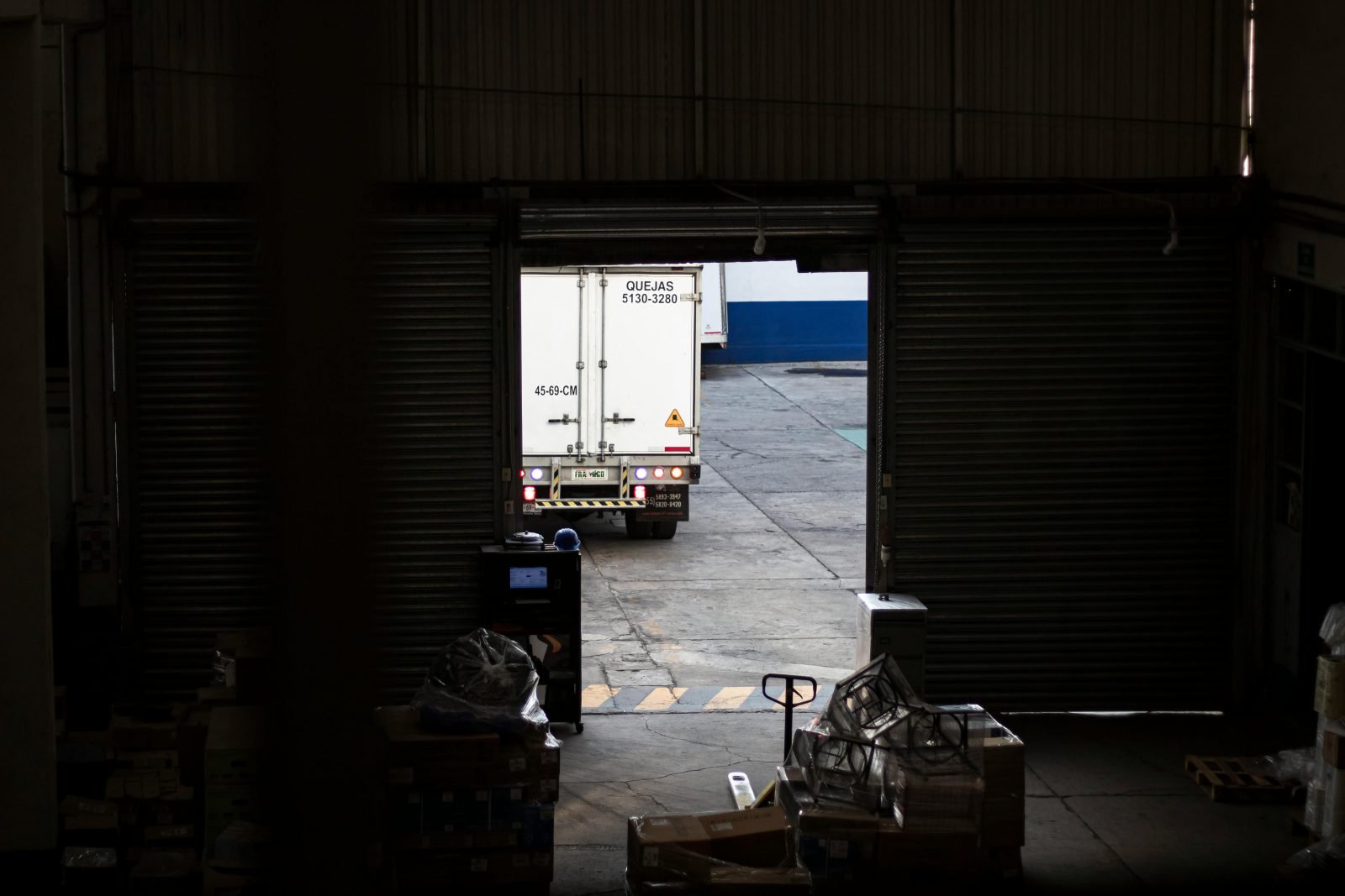Centru logistic cu zonă de încărcare și camion