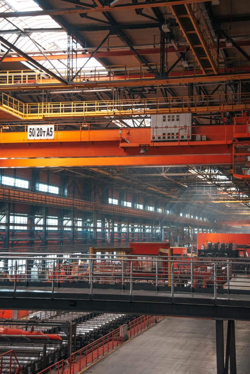 Platformă industrială cu pod rulant și structură metalică